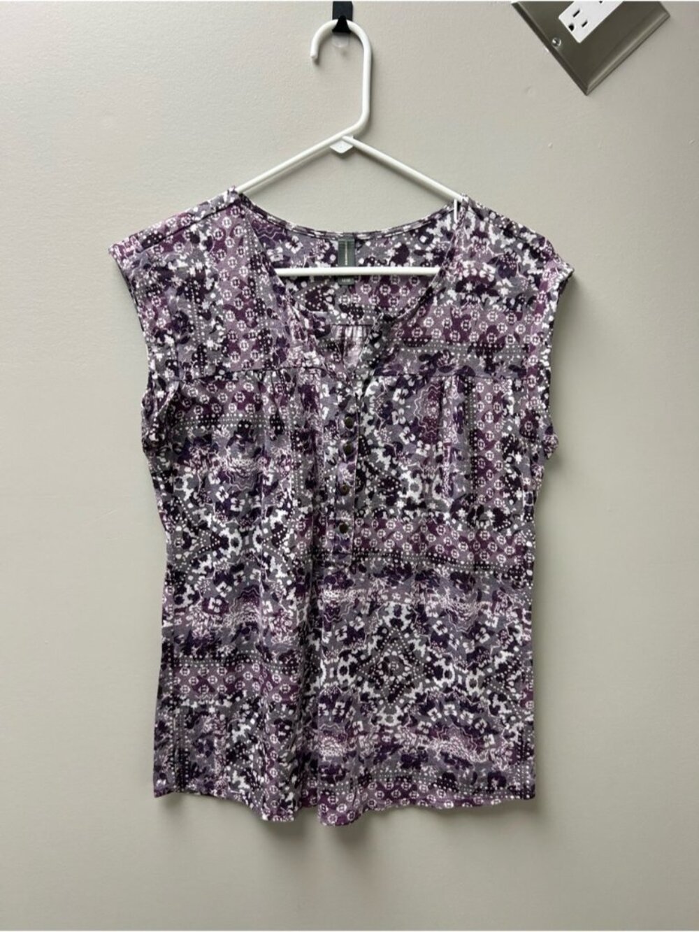 Denver Hayes Women’s Purple Patterned V-Neck Tank Top